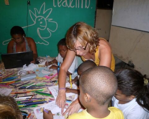 LA SANDRA BENAIGES IMPARTINT CLASSE A UNA FAVELA DEL BRASIL