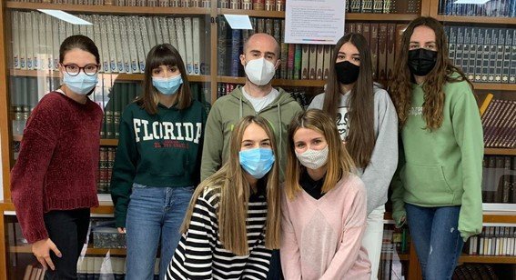 Les redactores junior amb el coordinador de les activitats extraescolars esportives, Roger Cabó. (Pròpia)