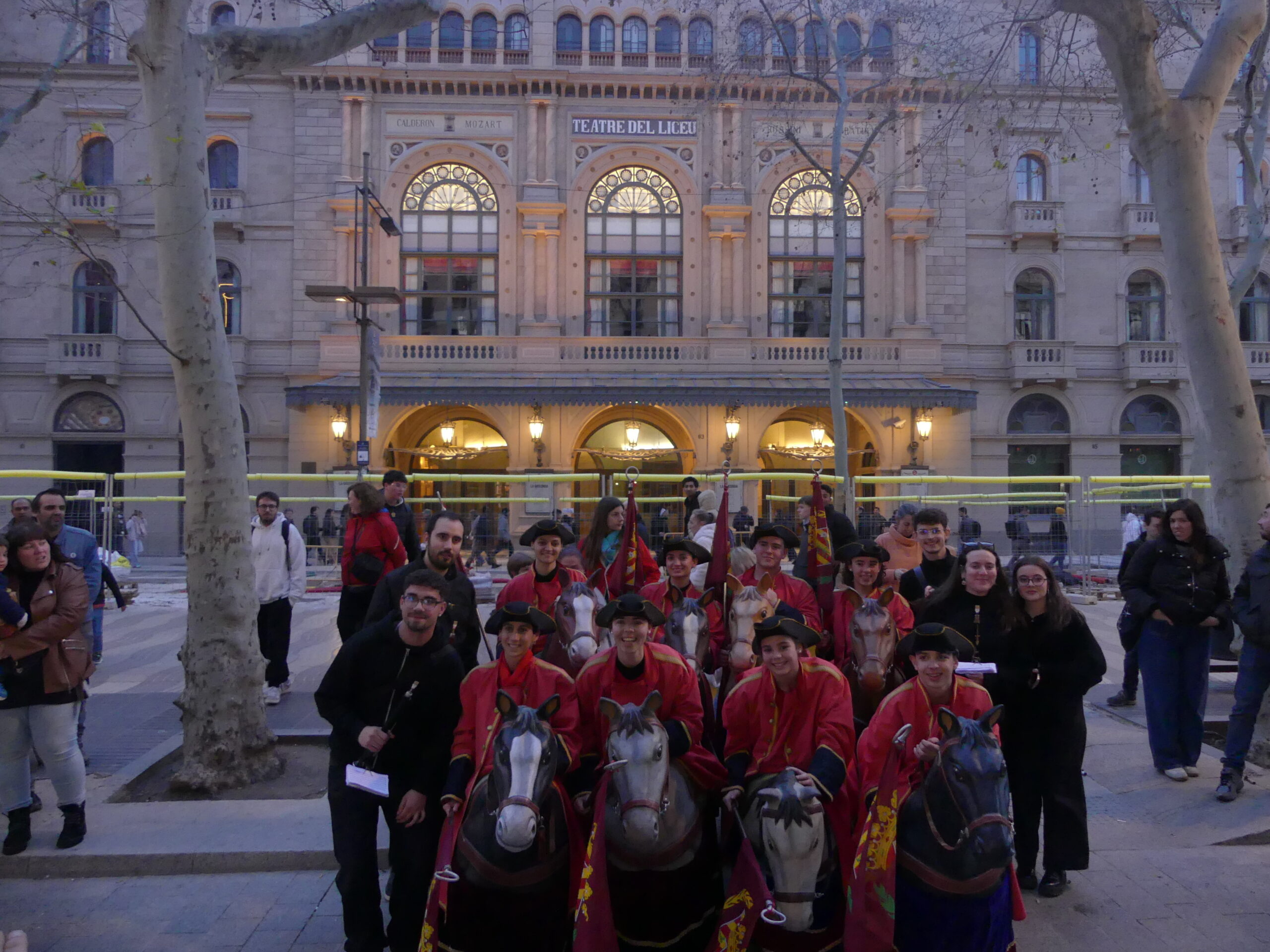 Cavallets de Lleida ballant davant del Liceu.